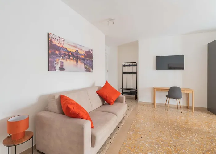 Vatican Light - Metro Cipro Apartment *
